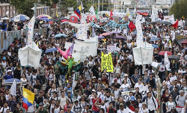 Colombia: alumnos se manifiestan en defensa de educación pública
