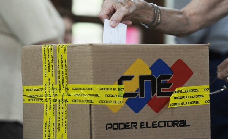 Venezolanos votan para elegir gobernadores tras confrontación en las calles