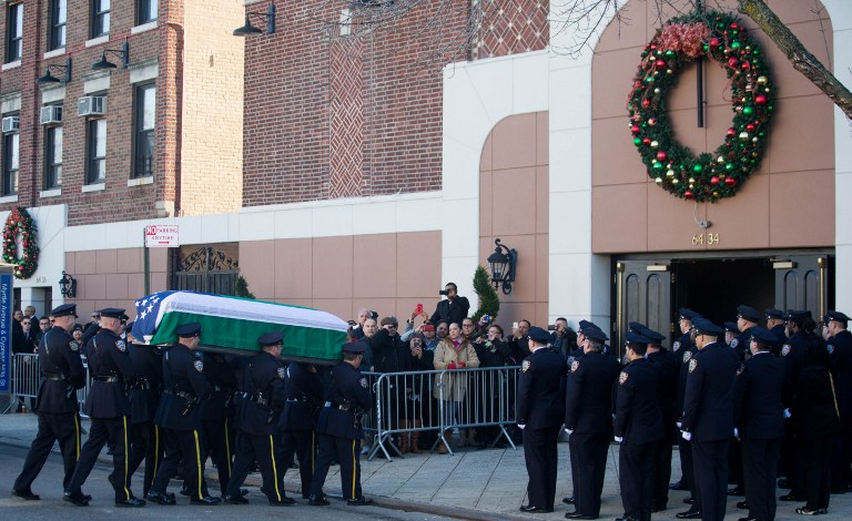 Velan los restos de uno de los policías asesinados en Nueva York