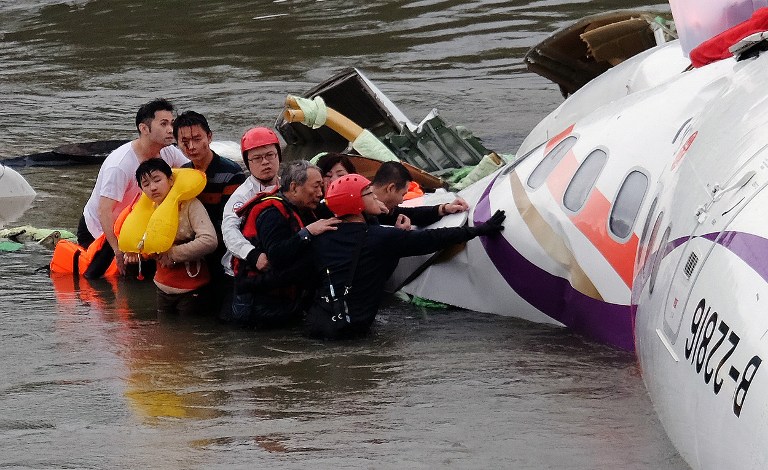 Avión estrellado en Taiwán deja 23 muertos y 20 de desaparecidos