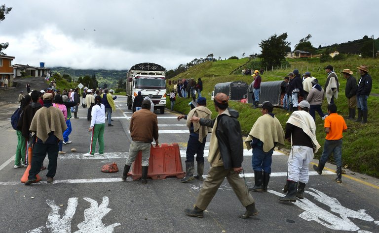 Campesinos colombianos mantienen los bloqueos en al menos nueve carreteras