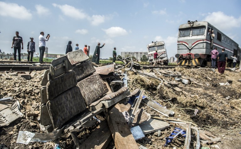 Sube a 41 la cifra de muertos tras el choque entre dos trenes en Egipto