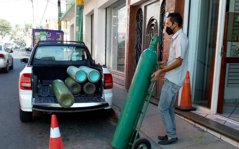 Familias desesperadas por recargar tanques de oxígeno en Ecuador