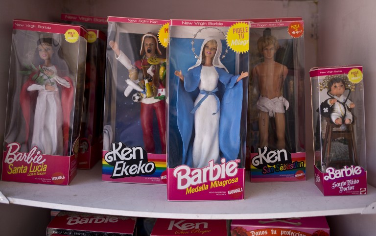 Barbies y Ken transformados en santos en una exposición en Argentina