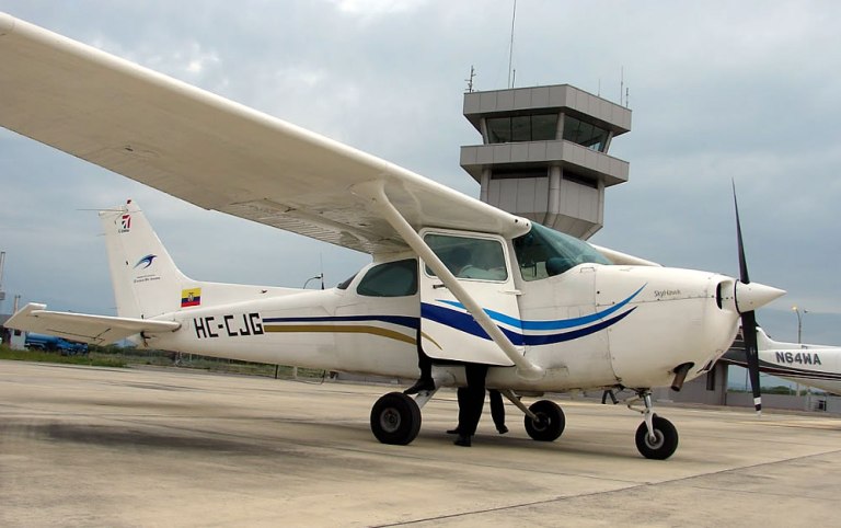 Aeronave se accidenta en Golfo de Guayaquil, sus ocupantes resultan ilesos