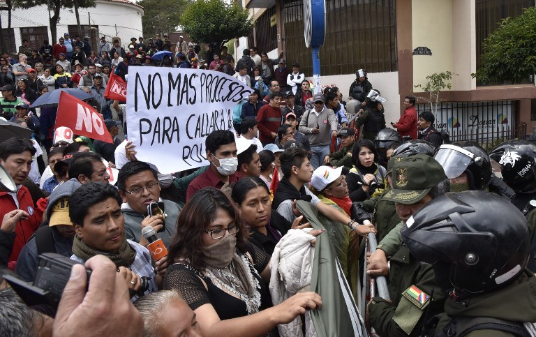 Bolivianos manifiestan a favor y en contra de postulación de Morales a cuarto mandato