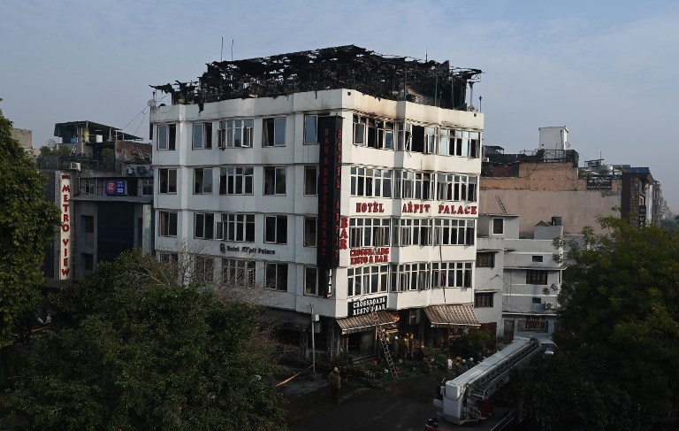 Al menos 17 muertos en incendio en un hotel de Nueva Delhi, en India
