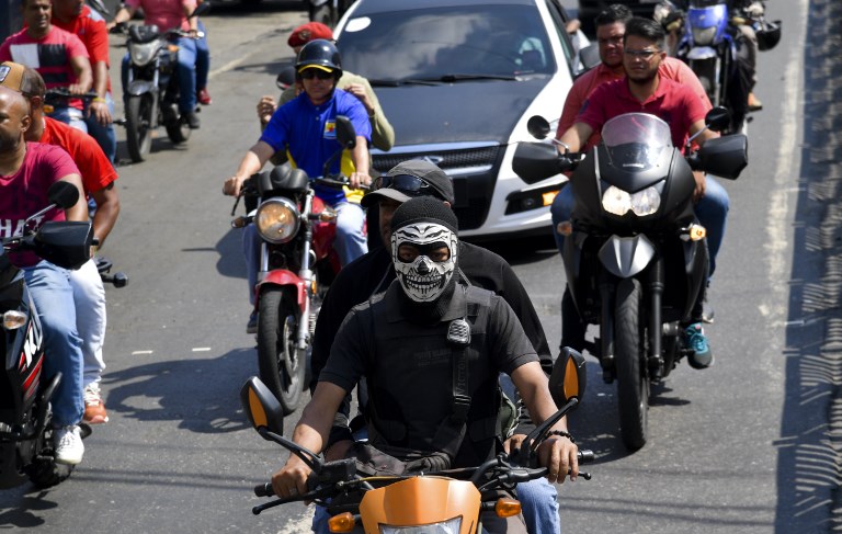 Grupos chavistas prometen defender a Maduro &quot;con sangre y fuego&quot;