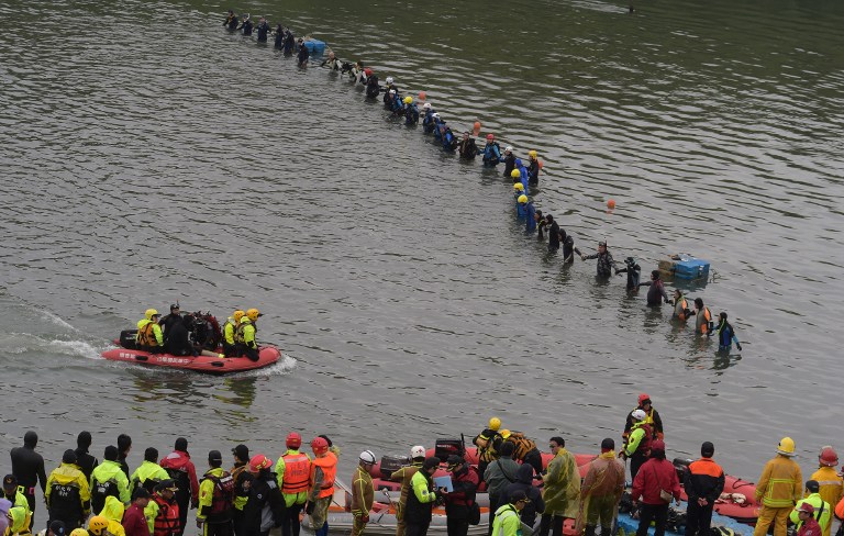 El piloto del avión taiwanés siniestrado murió aferrado a la palanca de mando