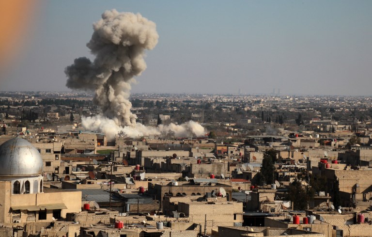 Cerca de 80 civiles mueren en bombardeos sirios contra un bastión rebelde