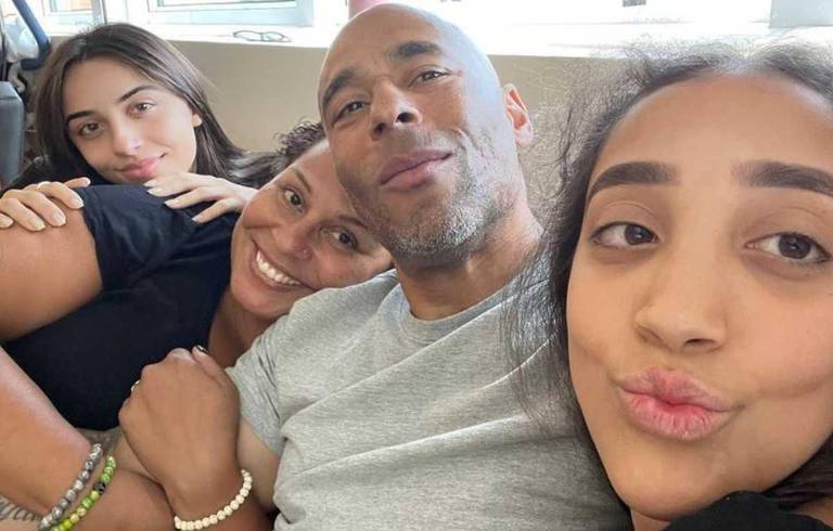 Hijo de Pelé le ofrece su fuerza tras llegar al hospital para acompañarlo