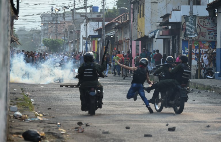 Venezolanos protestan contra Maduro por apagón