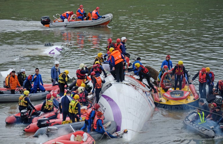 Avión estrellado en Taiwán deja 23 muertos y 20 de desaparecidos