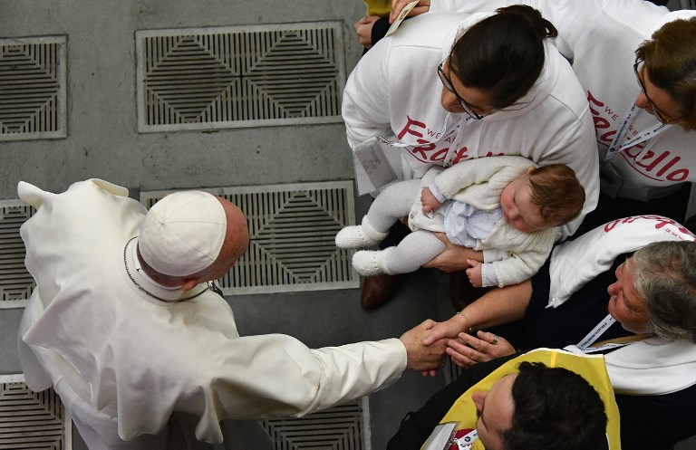 El papa promete que la Iglesia combatirá la pederastia