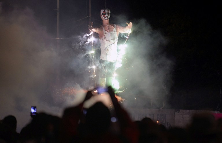 Quema de Judas políticos, tradición mantenida por una familia mexicana