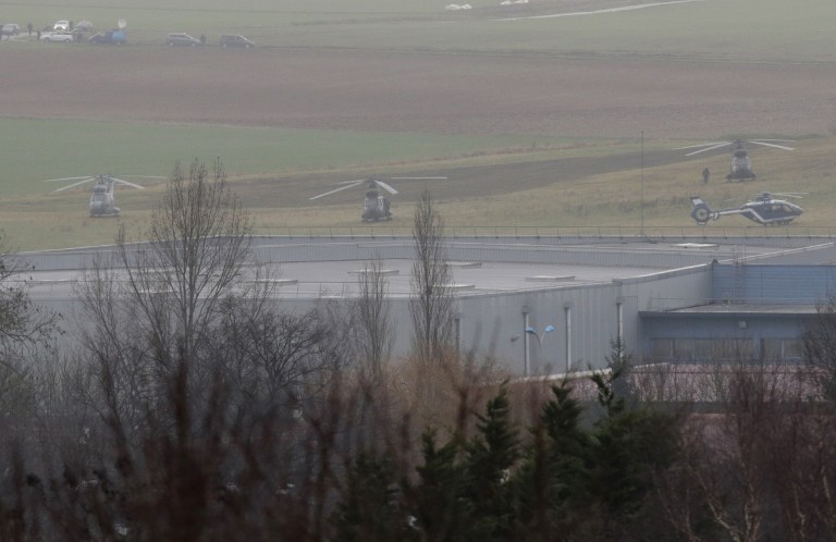 Los hermanos Kouachi se atrincheran con al menos un rehén en una imprenta