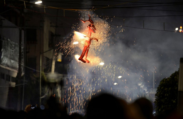 Quema de Judas políticos, tradición mantenida por una familia mexicana