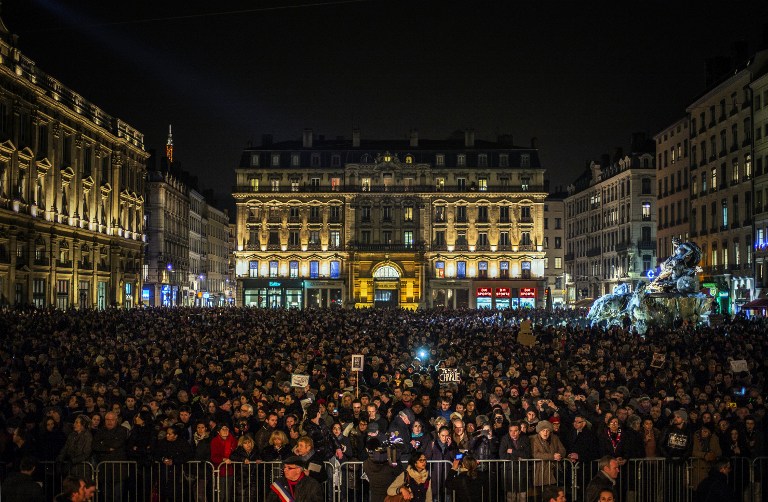 Más de 100.000 personas salen a la calle en Francia por atentado contra Charlie Hebdo