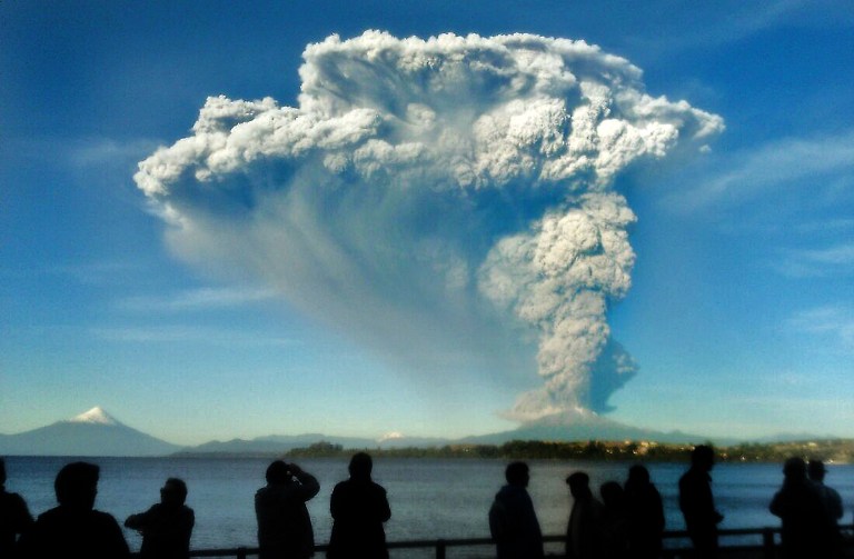 Alerta roja y evacuación por erupción de volcán Calbuco en sur de Chile