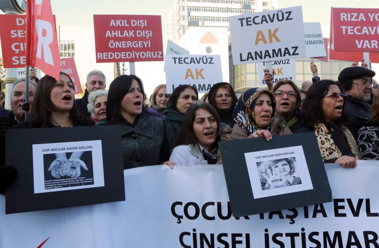Turquía retira polémica ley para que abusadores de menores de edad se casen con sus víctimas