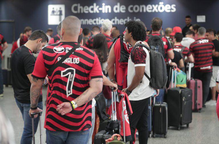 Cientos de hinchas de Flamengo siguen 'atrapados' por retraso de vuelos a Guayaquil