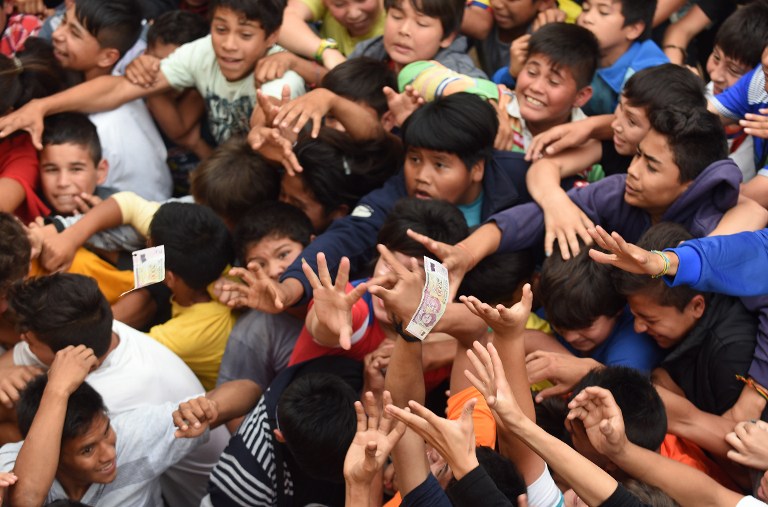 (VIDEO) Llueve dinero desde una iglesia de Paraguay