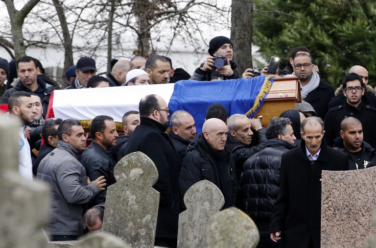 Hollande homenajea a los tres policías fallecidos en los atentados yihadistas