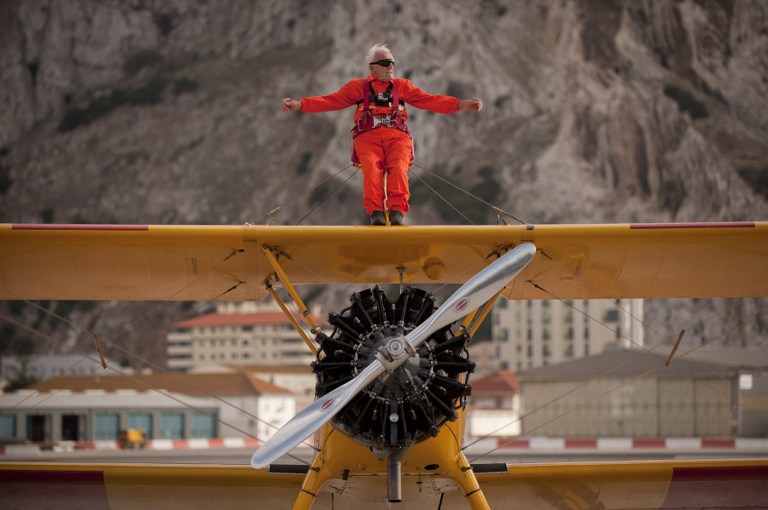 Acróbata de 94 años sobrevuela Gibraltar atado a un avión