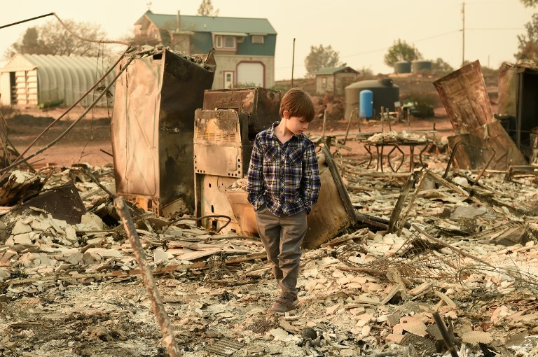 Vigilia por los 77 muertos que dejó incendio en California