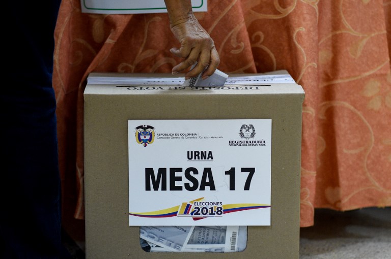 Colombianos votan en Venezuela en ola migratoria