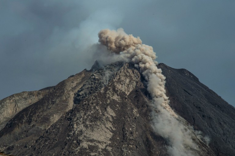 Miles de evacuados por la erupción del volcán Sinabung en Indonesia