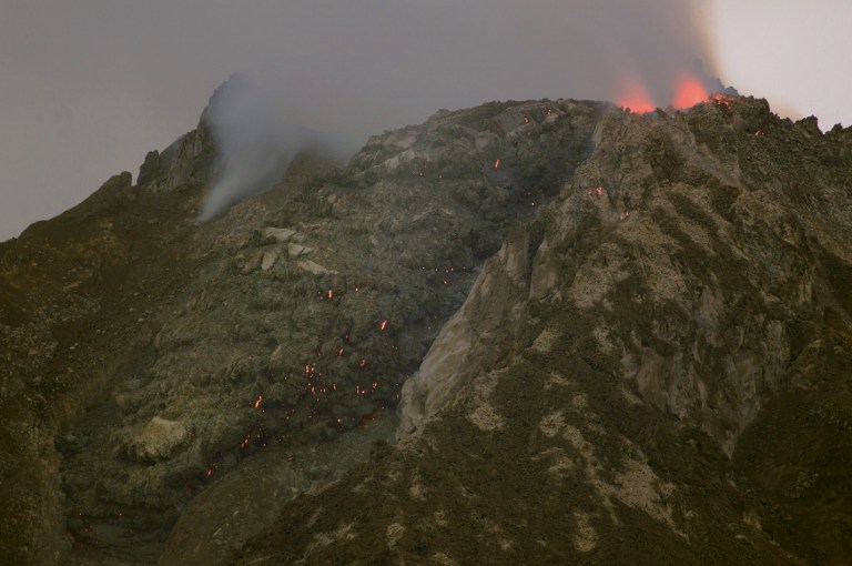 Miles de evacuados por la erupción del volcán Sinabung en Indonesia