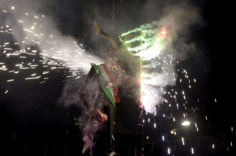 Quema de Judas políticos, tradición mantenida por una familia mexicana