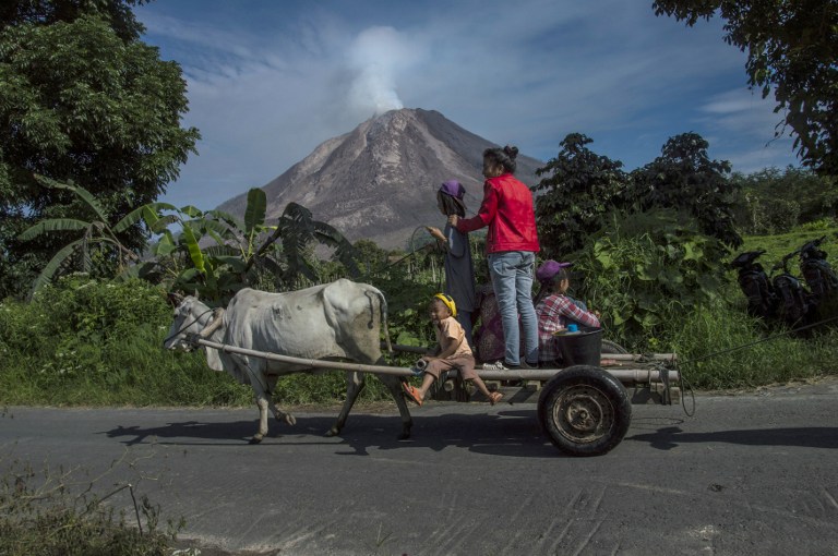 Miles de evacuados por la erupción del volcán Sinabung en Indonesia