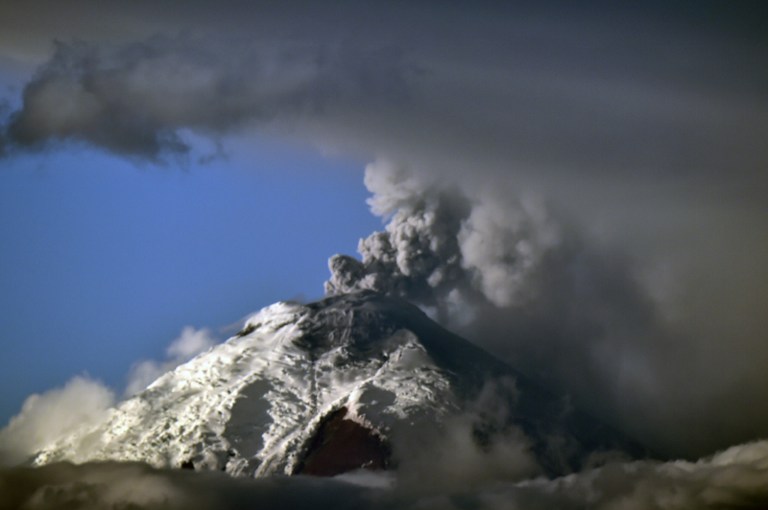 El volcán Cotopaxi continúa con emisiones de gas y ceniza