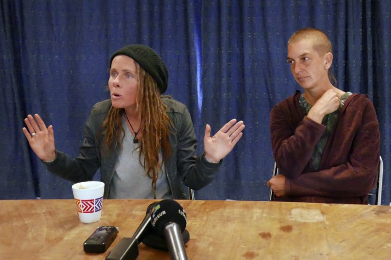 Satya y Arundel serán inscritos con sus apellidos maternos