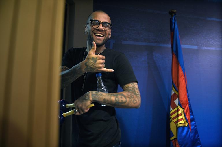 Dunga convoca a Alves por el lesionado Danilo para la Copa América