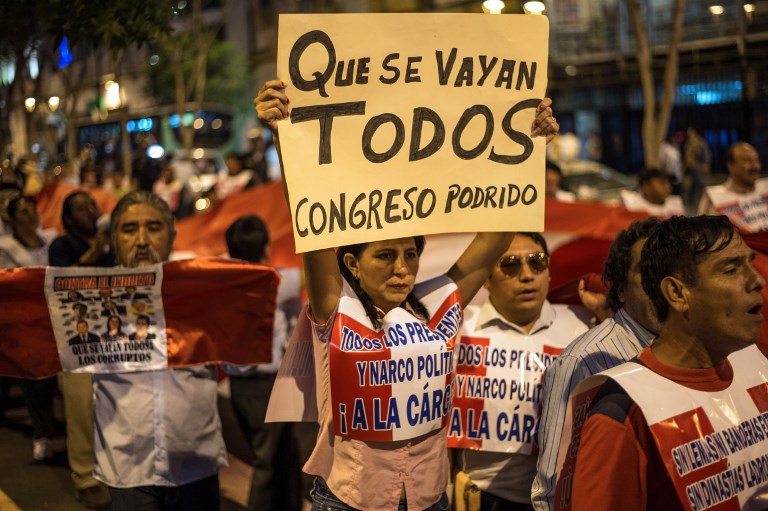Vizcarra recibirá un Perú envuelto en crisis política