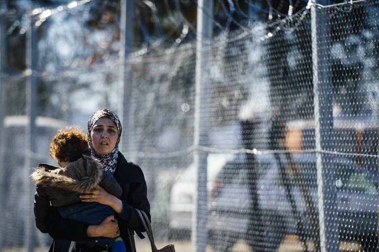 Unos 13.000 migrantes bloqueados en frontera entre Grecia y Macedonia