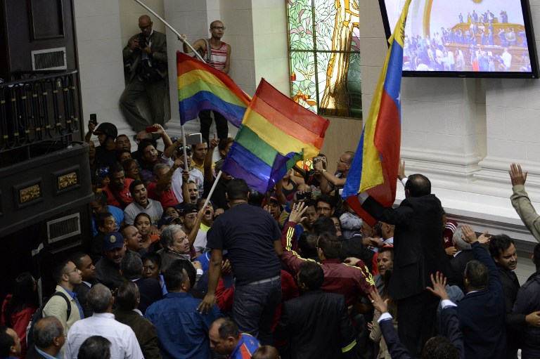 Grupos chavistas irrumpieron en parlamento venezolano en debate sobre revocatorio