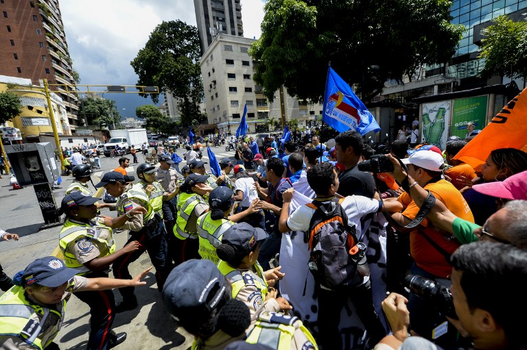 Venezuela: reportan 2 manifestantes heridos de bala durante marcha opositora