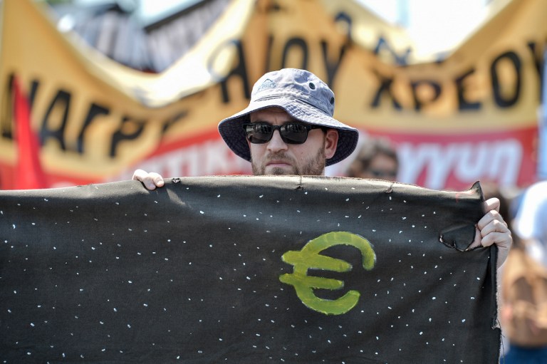 Miles de personas se manifiestan en Atenas contra la aprobación de reformas