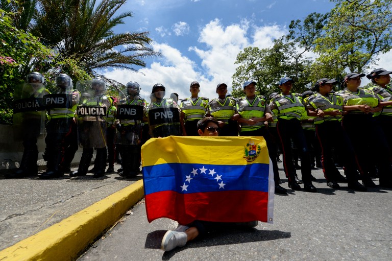 Estudiantes y policías chocan en Caracas tras protesta por revocatorio