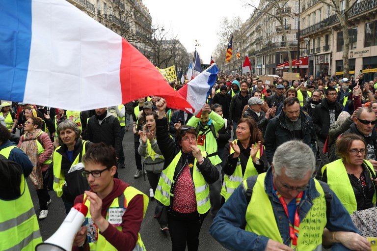 Los &quot;chalecos amarillos&quot; se enfrentan a la policía en París