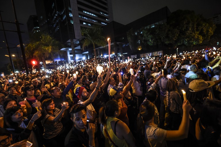 Con velas, opositores venezolanos honraron a fallecidos en protestas