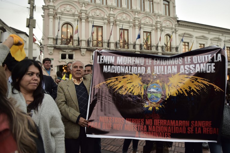 Piden a Moreno retiro de nacionalidad a Assange