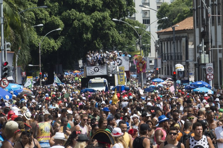 Carnaval callejero reúne a una multitud en el centro de Río