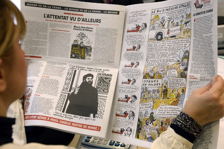 Burlas a los yihadistas y recuerdo a fallecidos copan el nuevo Charlie Hebdo