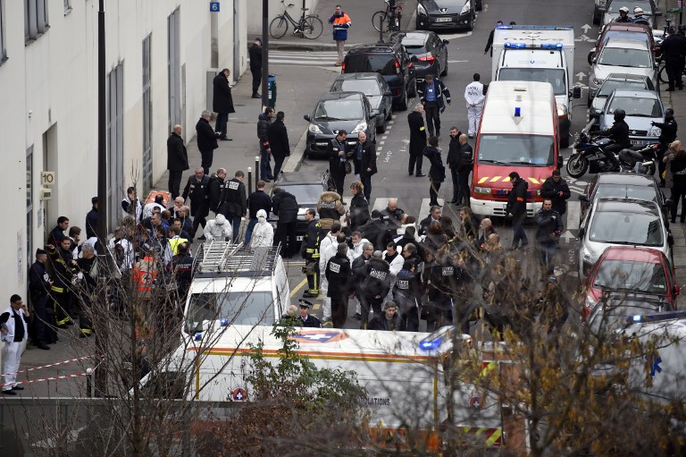 Francia homenajea a policía asesinado en ataque a Charlie Hebdo