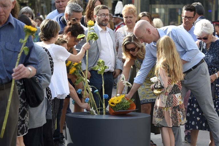 Barcelona rinde tributo a víctimas de doble atentado